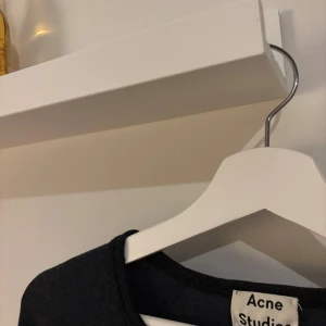 Svart sweatshirt från Acne Studios - En väldigt fin Acne Studios tröja med mycket bra kvalité. Är använd en del men syns knappt pga materialet. Den är i storlek m och har en relaxed fit och passar till vem som helst.