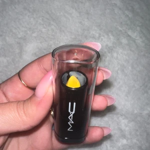 MAC gult läppstift i hylsa - Unikt gult läppstift från MAC i klassisk svart hylsa med genomskinligt lock. Perfekt för dig som vill sticka ut med en färgstark look. Läppstiftet har en krämig formula och är lätt att applicera.