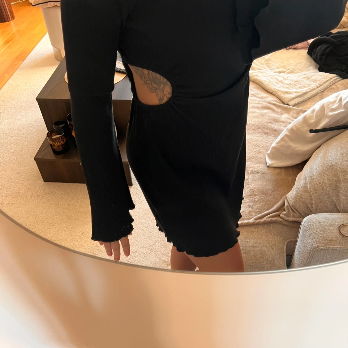 Svart ribbad kortklänning med cutout - 2