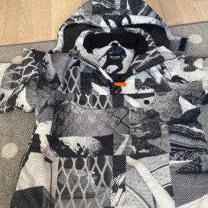 Svartvit vinterjacka från Woxo - Super cool vinter/skidanorak, andvänd en vinter. Kommer från djur o rökfri hem!