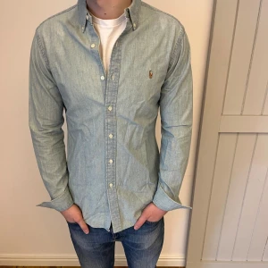 Ralph lauren jeansskjorta  - En sjukt fet Ralph lauren jeans skjorta i väldigt fint skick, perfekt för sommaren. Storlek M. Hör av er vid frågor!