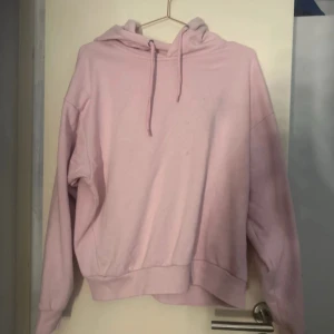 Hoodie - Noppror och fläckar som ej går bort i tvätt, har INTE testat behandla. Skickar endast via instabox