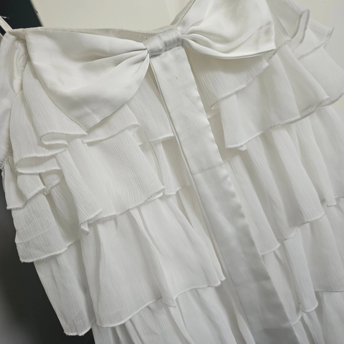 Vit volangklänning med rosett - 1