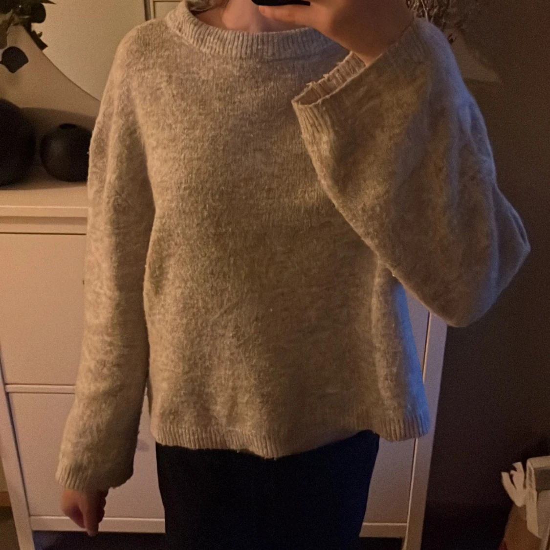 Grå stickad tröja med vida ärmar