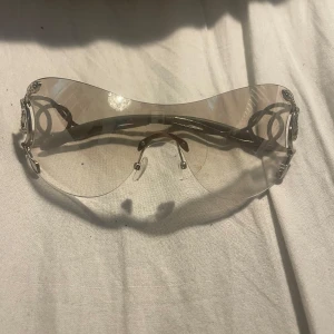  shield-glasögon med silverdetaljer - Fina 2000 y2k style glassögon