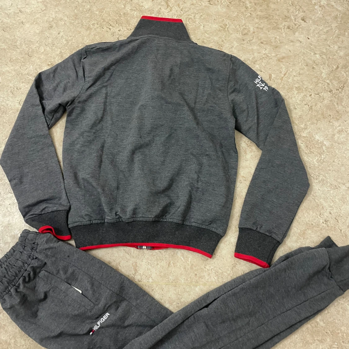 Grå tracksuit från Tommy Hilfiger - 1