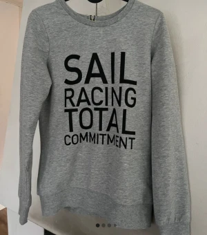 Sail racing tröja - Grå med gula detaljer  Ny skick använd fåtal gånger 