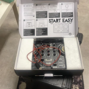 Hercules DJControl Inpulse 200 - DJControl Inpulse 200 från Hercules, komplett med originalkartong och USB-kabel. Perfekt för nybörjare och hobby-DJs, med intuitiva kontroller och stöd för DJUCED och djay. Produkten ser ut att vara i gott skick utan synligt slitage.