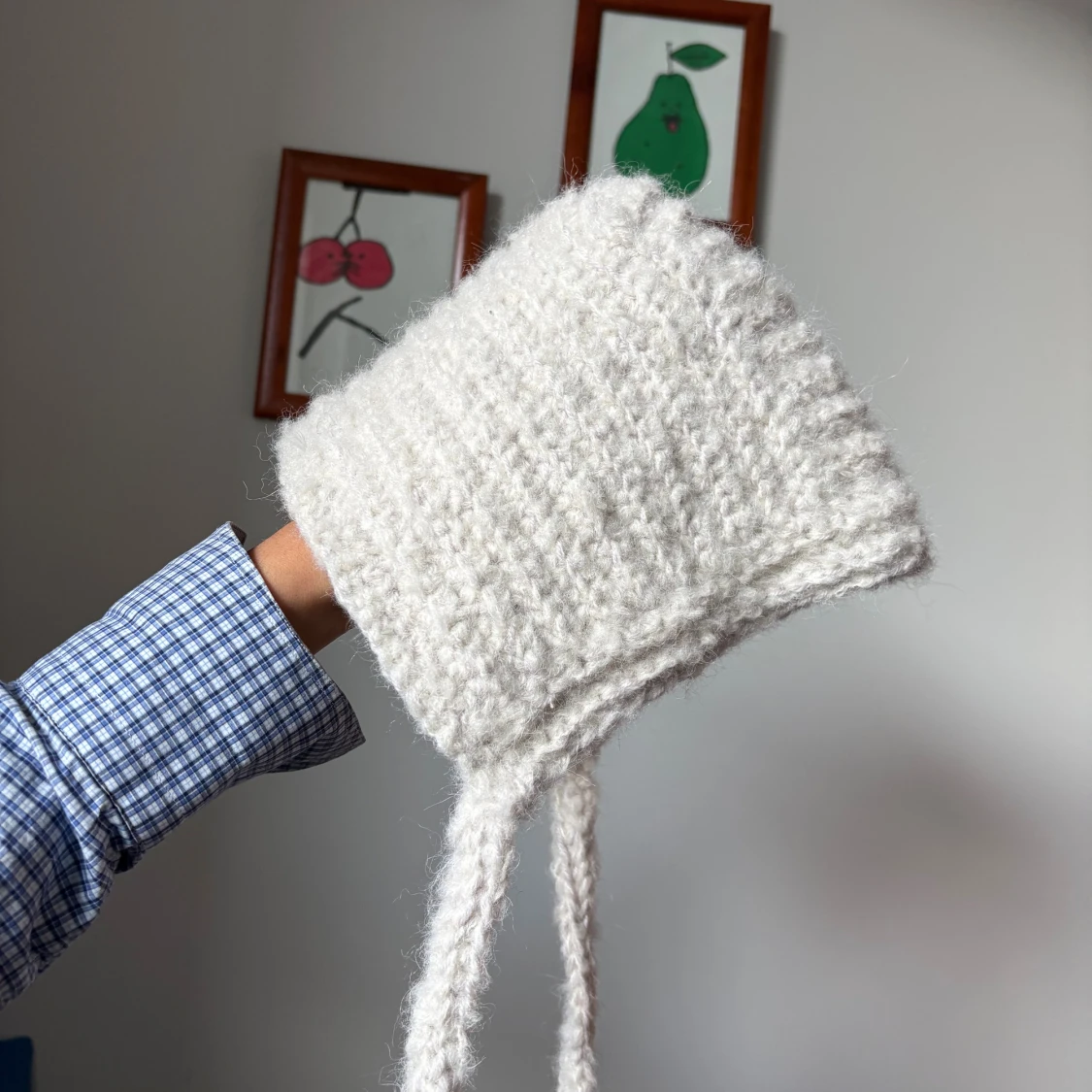 Handvirkad vit bonnetmössa med snören