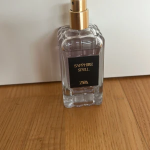 Zara Sapphire Spell parfym - Sapphire Spell från Zara är en stilren parfym med modern känsla. Perfekt för dig som vill ha en trendig accessoar i din samling. Flaskan har en elegant design som passar in i alla miljöer.