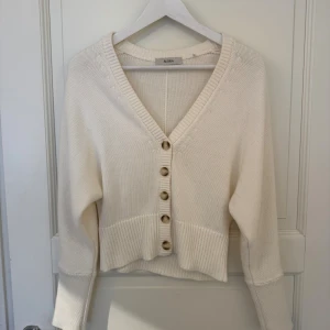 Àvora kofta - Àvora kofta i superfint skick, använd en gång!   Material: 10% Kashmir, 90% Bomull