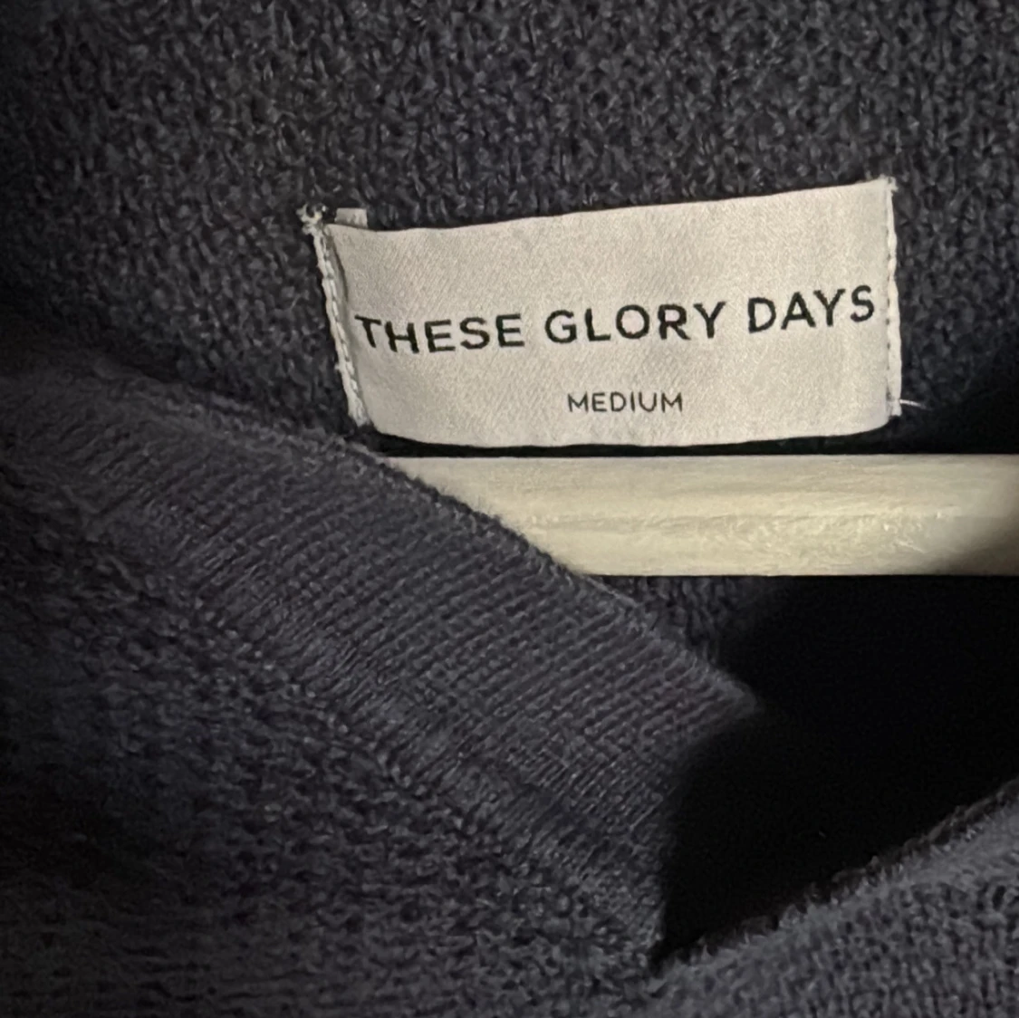 Mörkblå stickad pikétröja These Glory Days - 1