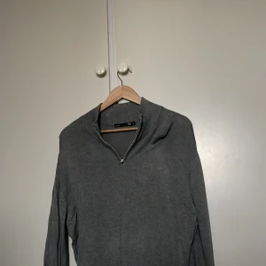 Grå stickad half zip-tröja 157 - Mycket bra skick 