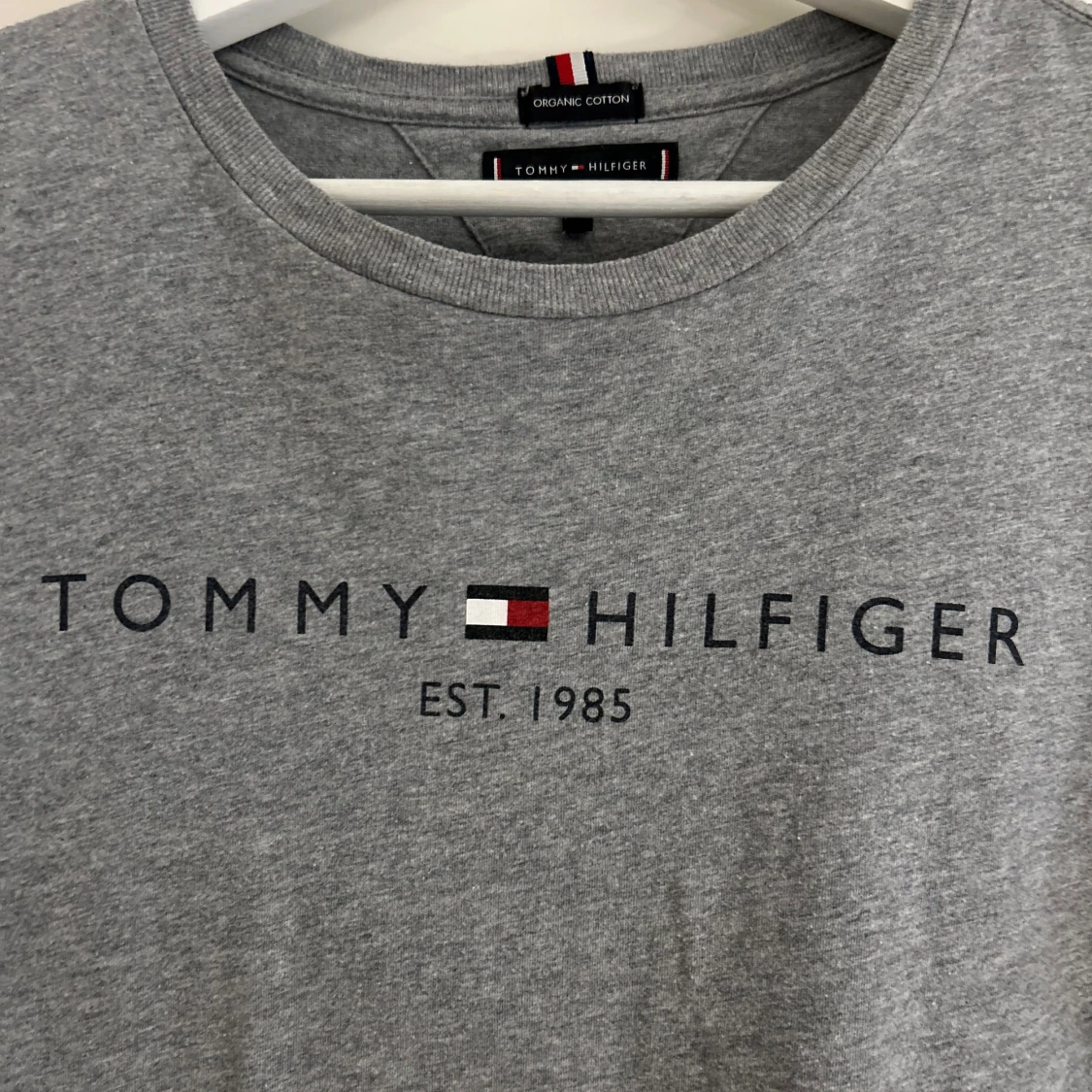Grå t-shirt Tommy Hilfiger - 2