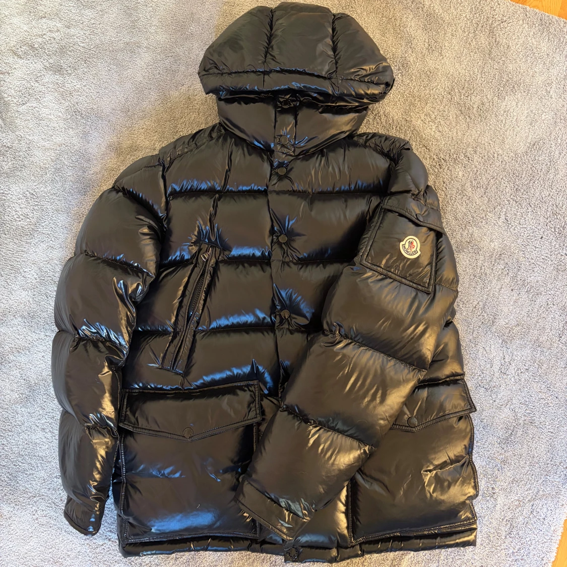Svart Moncler pufferjacka med huva