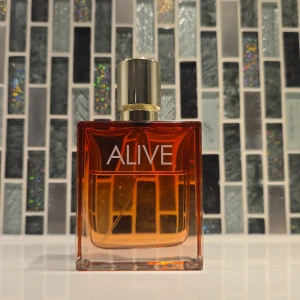 Hugo Boss Alive Eau de Parfum - Alive från Hugo Boss är en Eau de Parfum med en modern vibe. Flaskan rymmer 50 ml och är tillverkad i Tyskland. Perfekt för dig som vill ha en stilren och trendig parfym i din samling.