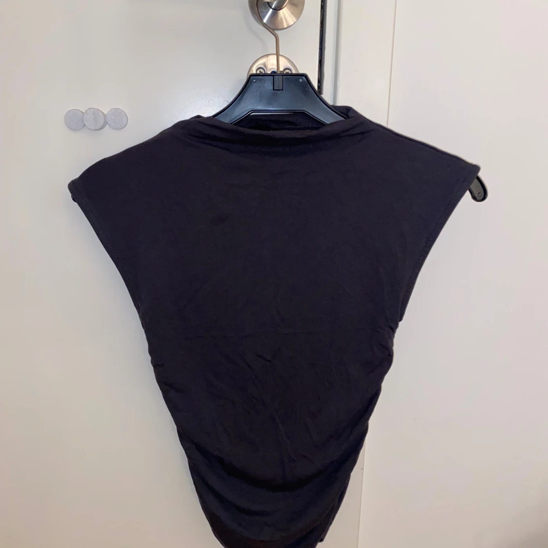 Mörk grå ärmlös topp från Gina Tricot