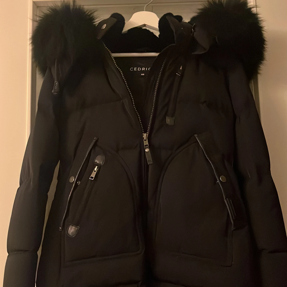 Svart pufferjacka med päls från Cedric - 1