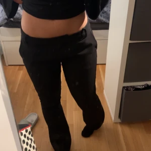 Svarta kostymbyxor med bootcut - Snygga svarta kostymbyxor med bootcut-snitt och låg midja. dom har lite skador vid fötterna skriv gör bilder
