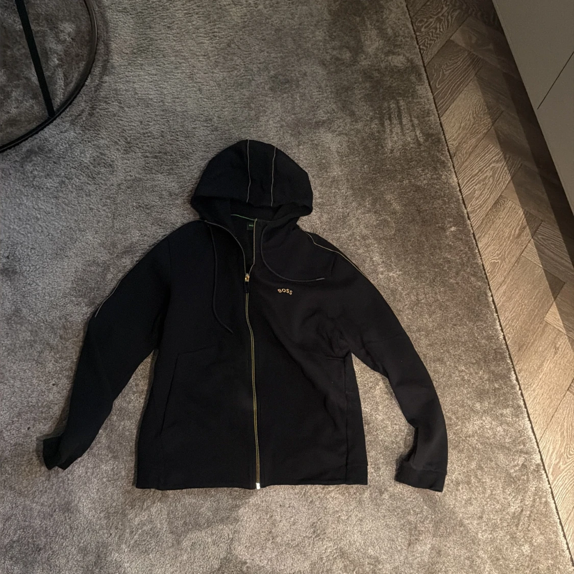 Svart hoodie från BOSS med dragkedja