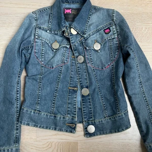 Vintage jeansjacka MeMe - Jättecool och snygg vintage jeansjacka från MeMe!