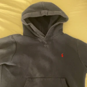 Mörkblå hoodie från Polo Ralph Lauren - Säljer denna Ralph lauren hoodien i storlek 10-12 år.