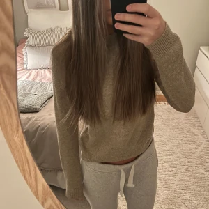 Beige stickad tröja från ONLY - Snygg beige stickad tröja från ONLY i storlek XS. Tröjan har rund hals, ribbade muddar vid ärmslut och nederkant samt långärmad passform. Perfekt för dig som gillar enkel och clean stil med mjukt material.