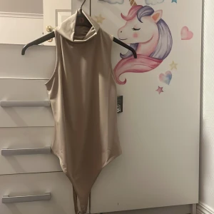 Body  - Säljer denna body i nyskick. Storlek m. 