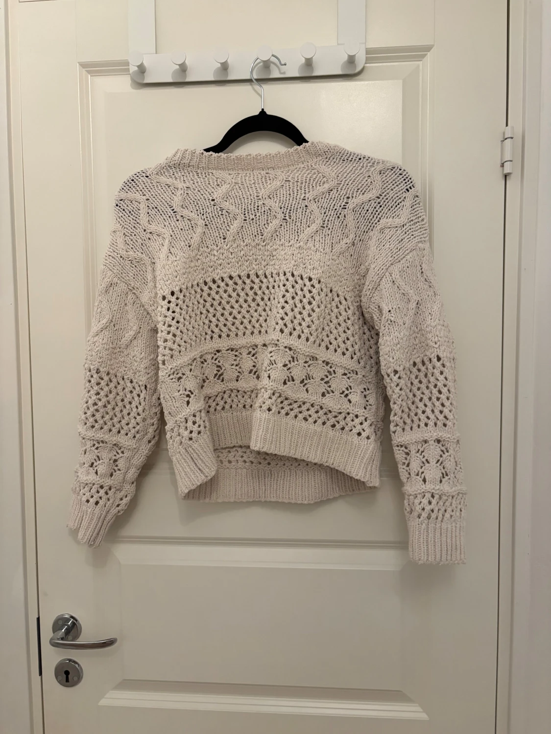 Beige stickad tröja med hålmönster