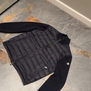 Moncler cardigan  - Säljer nu min moncler cardigan som jag har haft ett år som e köpt från monclers hemsida jackan är i storlek xl men passar dig som bär large också/ jackan är i färgen navy/ jackan e i nyskick syns knappt att den e använd 