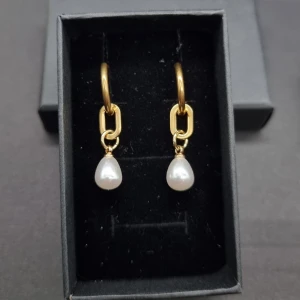 Handgjorda örhängen med pärldroppar  - Handgjorda örhängen med pärldroppar.  Material-rostfritt stål 