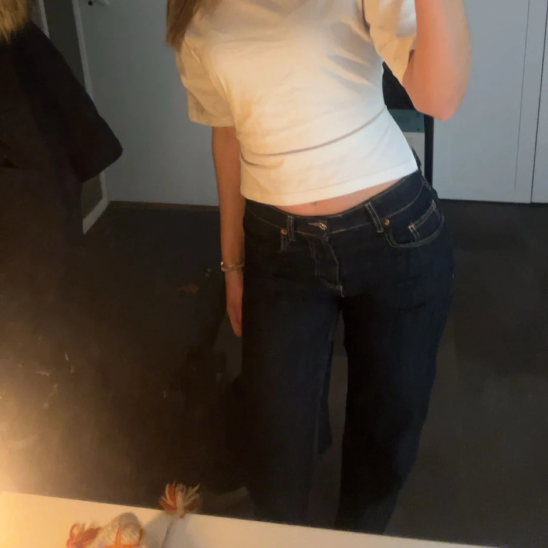 Mörkblå raka jeans med kontrastsömmar - 4