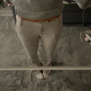 Beige kostymbyxor - Beige kostymbyxor från bikbok i modellen Vera, sänker de då de är lite stora på mej ☺️