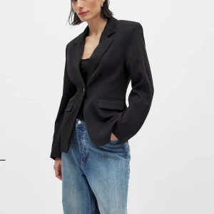 Figursydd blazer  - En super fin blazer med åtsittande midja. Säljer pågrund av fel storlek💗nypris 699