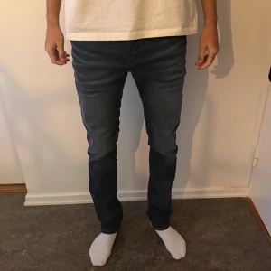 Mörkblå Slim straight jeans från Jack & Jones - Mörkblå jeans med slim straight passform från Jack & Jones i storlek 30/34, i modellen TIM. Klassisk femficksmodell med snygga sömmar och raka ben. Endast testade, så är i ett gott skick! Pris kan diskuteras 😊