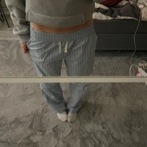 Randiga blå mjukisbyxor med snörning - Lappen på storleken är tyvärr bortklippt men ja skulle nå tro att de är i xs 