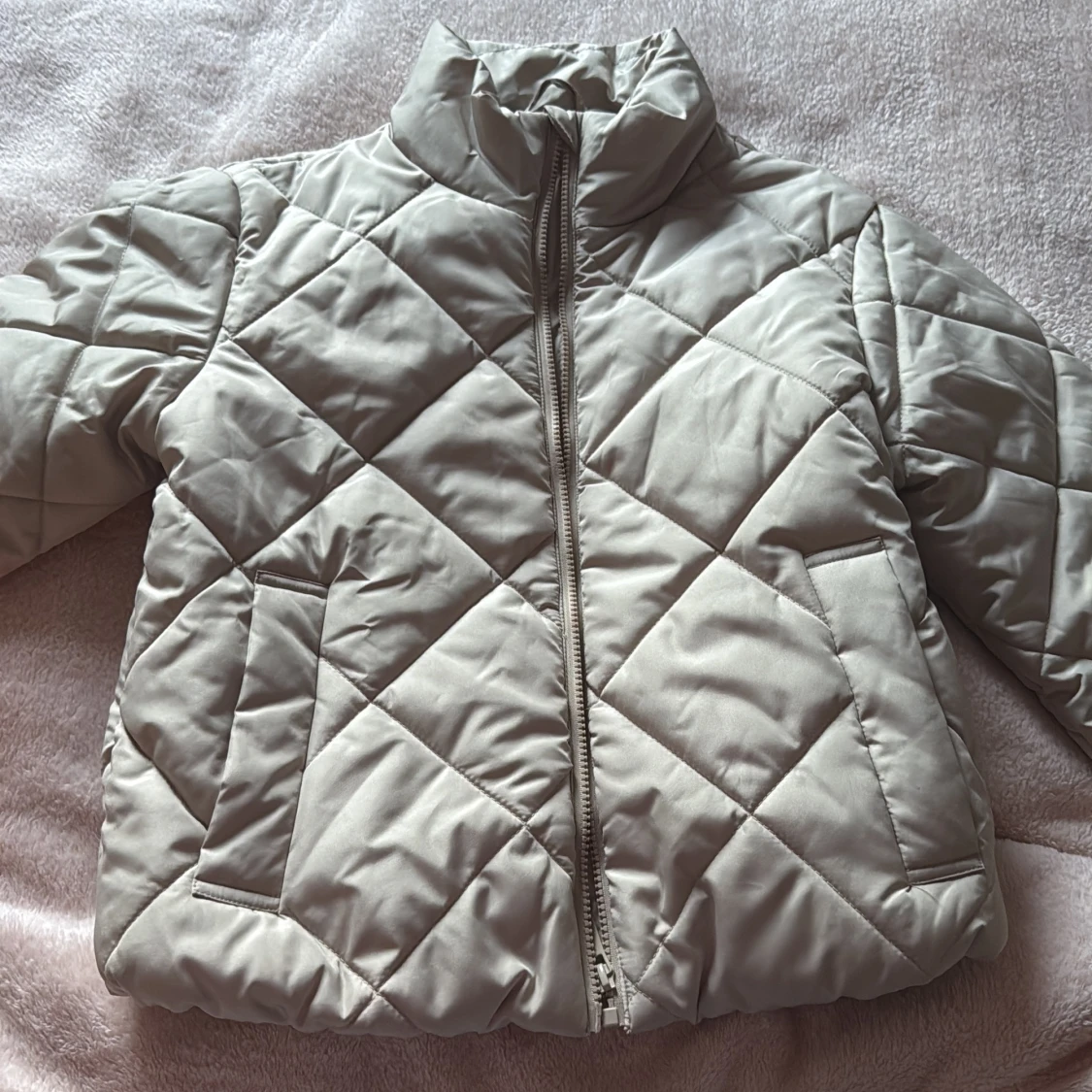 Beige quiltad pufferjacka Samsa Young