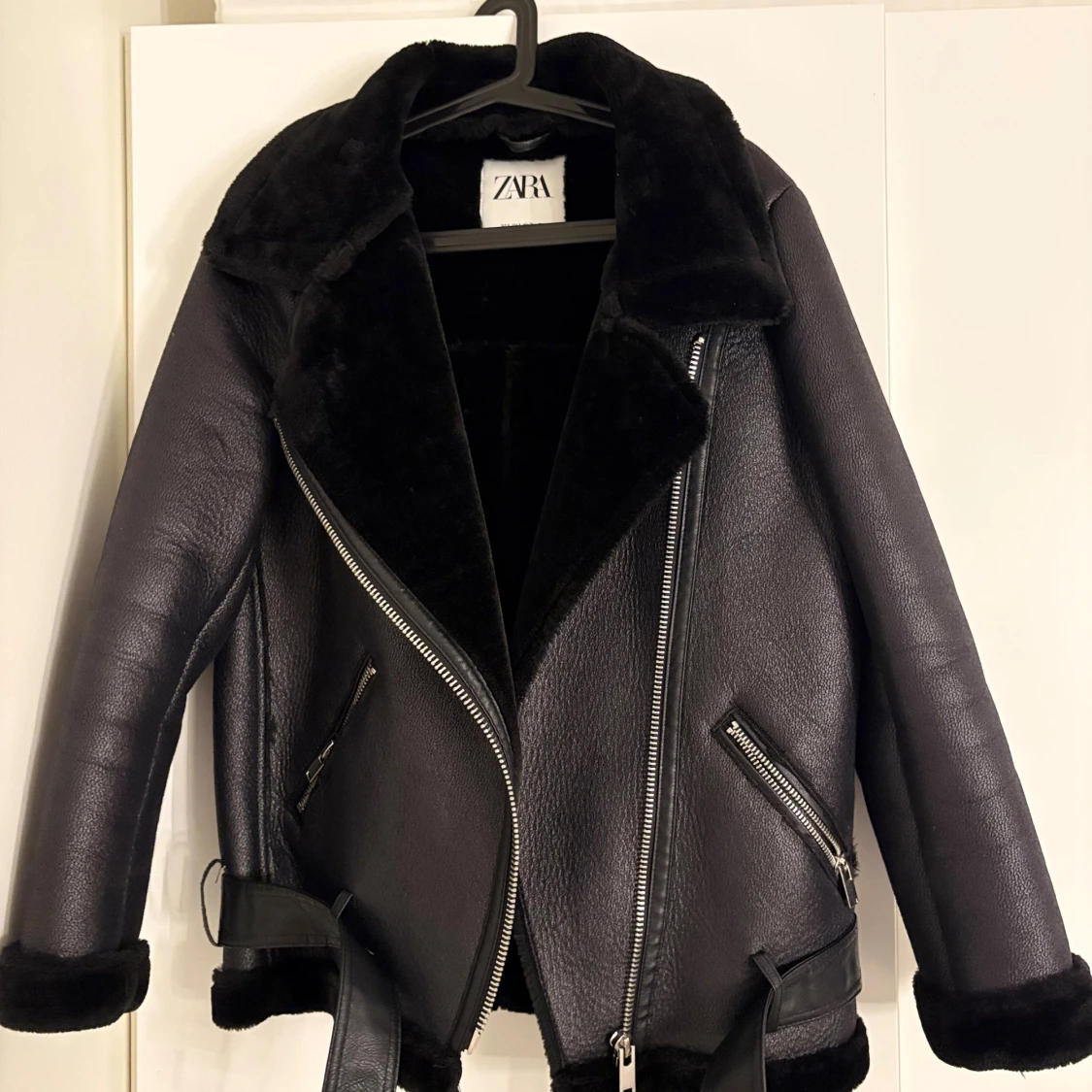 Svart pälsjacka från Zara med bälte - 1