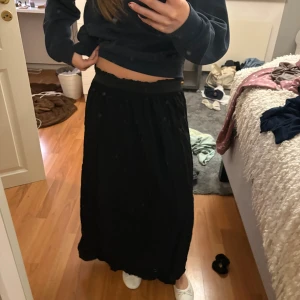 Svart långkjol från ONLY - Ganska använd men fortfarande i ett bra skick😍står ingen storlek men skulle gissa på XS