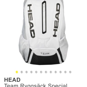 HEAD ryggsäck special edition!  - Tjena!  Här har vi en väldigt fin och elegant HEAD Ryggsäck – i mycket bra skick. Rymmer upp till 2 racket, 4 bollrör och har gott om plats för kläder och tillbehör. Perfekt för både träning och match. Hojta av dig vid frågor! 