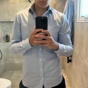 Stenströms skjorta - Stenströms skjorta, litet hål på vänster armen, därav sänkt pris. Hör av er vid några frågor 