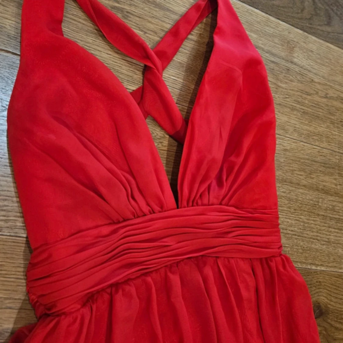 Röd långklänning med djup v-ringning - 3