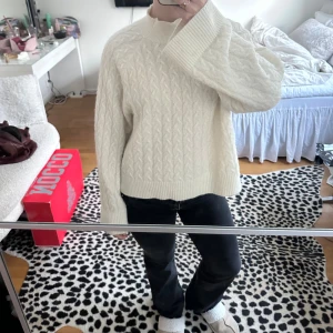 Vit stickad tröja från Carin Wester - Kabelstickad tröja från Carin Wester i 50% ull och alpacka! Så varm och skön!! 💞💞