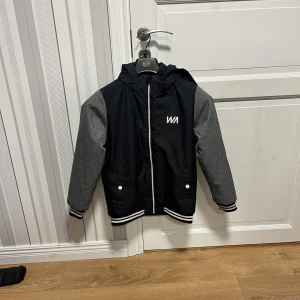 Svart och grå WARP bomberjacka med huva Storlek 140cm - Warp höst/vinterjacka storlek 140cm för pojkar