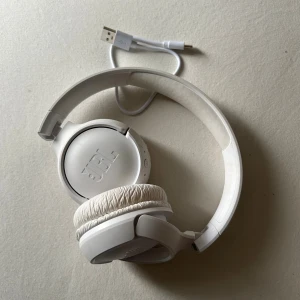 JBL Hörlurar Vita - fungerar felfritt, säljes för jag använder mina airpods mer.