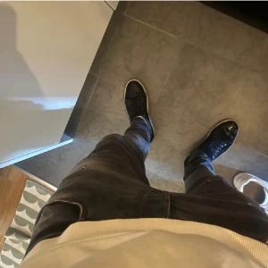  Elias Rumelis jeans svart - Snygga svarta jeans från Elias Rumelis. Stilrena och väldigt snygga som matchar med mycket ä, slimfit jeans kan det bli bättre?🤩 vid frågor och funderingar skriv i dm pris kan diskuteras vid snabbaffär.