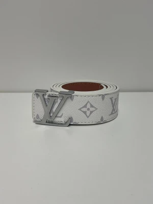 Lv Bälte - Säljer ett helt nytt bälte, aldrig använd. Storlek 110. Skriv gärna vid fler frågor. Postar inom 24h efter betalning. (Alla bilder är tagna av mig)