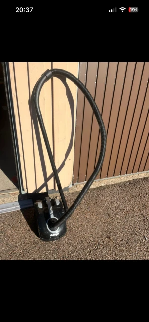 Voltage Vollegr Vacuum Cleaner - Kraftfull dammsugare från Volta, modell Vollegr. Utrustad med lång slang och justerbart rör. Synligt bruksslitage men fungerar bra för daglig städning. Perfekt för hemmet eller kontoret. Enkel att använda och flytta tack vare smidig design. Fungerar felfritt saknar endast den delen man drar över golvet med men det finns att köpa på jula till exempel 