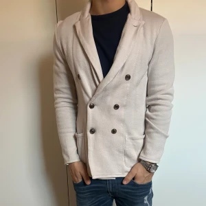 John Henric Merino Ull Kavaj - Hej! Säljer min merino ull kavaj i storlek M i bra skick.