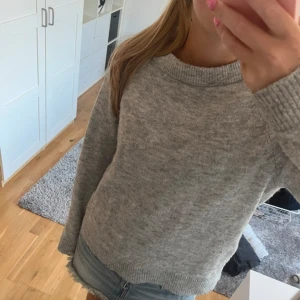 Grå stickad tröja  - Storlek M men passar mig som normalt har S. Har lite noppror
